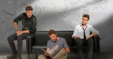 Issak versiona “Hoy no me puedo levantar” i avança la darrera entrega de Reconstrucción El músic mallorquí recupera el clàssic de Mecano amb un so renovat i anuncia el tancament del seu projecte més personal. Palma, 15 de setembre de 2025. L’estiu s’ha acomiadat i amb ell arriba Issak amb un nou single que promet convertir-se en la banda sonora de la rentrée: una enèrgica versió de “Hoy no me puedo levantar”, el mític tema de Mecano. L’artista mallorquí impregna la cançó del seu segell personal i la transforma en un corte d’esperit rock on guitarrres i bateria prenen tot el protagonisme. Inspirat en la versió que Mecano utilitzava a la introducció dels seus concerts de la gira de 1989, Issak ofereix un viatge sonor que enllaça els anys 80 amb l’indie actual fins a esclatar en un final carregat d’energia. Produïda pel seu col·laborador habitual Isma Romero, la peça es presenta com la medicina contra la depressió postvacacional, convidant a cantar-la “a ple pulmó” des de la primera escolta. La recta final de Reconstrucción Aquest llançament serveix d’avantsala al quart i últim capítol de l’EP Reconstrucción, un projecte concebut en lliuraments que narra un viatge vital: des del dolor de la ruptura amb La Señal fins a la catarsi amb A Pleno Pulmón. Un relat íntim que es tancarà amb un crit d’amor sense filtres i amb la mirada posada en una nova etapa. L’EP, enregistrat entre València, Madrid i Mallorca, ha estat sempre sota la producció d’Isma Romero, consolidant un so indie rock intens i personal que s’ha convertit en la marca distintiva d’Issak. Dels Cien Años de Soledad fins avui La trajectòria de l’artista es va consolidar amb el seu primer llarg, Cien Años de Soledad, un disc que transita entre la reflexió sobre la mort, la celebració de la vida i la crítica social. Un treball que va assentar les bases d’un projecte artístic madur, autèntic i ple d’energia, capaç d’acompanyar en qualsevol moment de l’any. Amb aquest nou single i la imminent publicació del tancament de Reconstrucción, Issak reafirma el seu lloc dins l’escena indie nacional, erigint-se com una de les propostes més sòlides i personals del panorama actual.
