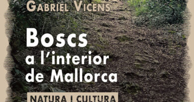 Presentació del llibre Boscs a l’interior de Mallorca de Gabriel Vicens Mir Una mirada etnobotànica al cor del Pla de Mallorca que combina ciència, patrimoni natural i tradició popular. Palma, setembre de 2025. La col·lecció Menjavents suma un nou títol amb la publicació de Boscs a l’interior de Mallorca, de l’investigador i docent Gabriel Vicens Mir (Inca, 1961). Amb 340 pàgines i pròleg de Climent Picornell, el llibre ofereix una visió completa i divulgativa sobre la presència i la importància dels sistemes forestals dins el Pla de Mallorca, on encara avui ocupen prop d’un 22 % del territori. Tot i que històricament han quedat eclipsats pel marcat caràcter agrari de la comarca, els boscs i garrigues han estat part essencial del paisatge i de la cultura local. L’obra proposa redescobrir el seu paper històric i actual, en un moment en què la sostenibilitat i la gestió agroforestal són claus per al futur. Una guia etnobotànica i cultural El llibre inclou dades forestals, mapes, taules i una fitxa detallada de més de seixanta espècies amb noms populars, descripcions i fotografies. A més, recull usos tradicionals, topònims, costums i llegendes associats a la vegetació del Pla, convertint-se en una eina de gran valor tant per a especialistes com per a lectors interessats en la natura i el patrimoni cultural de Mallorca. L’autor Gabriel Vicens Mir és llicenciat en Ciències Biològiques per la UIB, especialitzat en Microbiologia, i ha estat docent de Biologia i Geologia, professor de llenguatges d’especialitat en l’àmbit científic i tècnic, així com professor associat de Català Cientificotècnic a la Universitat de les Illes Balears. Amb una trajectòria que combina recerca, docència i gestió pública, ha estat conseller de Medi Ambient i Mobilitat del Govern balear (2009-2011) i és autor de diverses publicacions sobre flora i llenguatge científic, entre elles la Guia botànica de la serra de Tramuntana (2023). Boscs a l’interior de Mallorca (ISBN 978-84-19956-69-9), publicat l’1 de setembre de 2025, es presenta com una obra de referència per entendre la relació entre natura, llengua i cultura a l’interior de l’illa. El preu de venda al públic és de 24 €.
