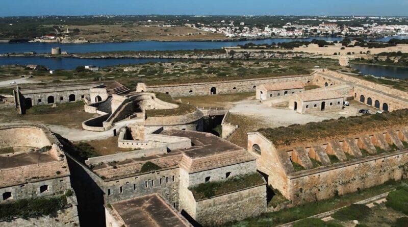 Visites guiades a la Fortalesa de la Mola amb posta de sol