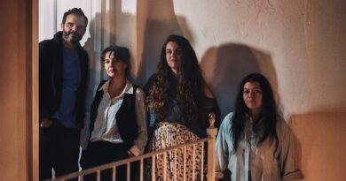 Els darrers sis dies, una mirada tendra i crítica sobre la vellesa i el dret a una mort digna El Somni Produccions i el Teatre Principal de Palma presenten una obra que combina humor, emoció i reflexió sobre els últims moments de vida i les cures. Manacor, 24 d’octubre de 2025. El Teatre de Manacor acull el divendres 31 d’octubre a les 19.30 h l’obra Els darrers sis dies, una producció d’El Somni Produccions en col·laboració amb el Teatre Principal de Palma dins el programa Principal en Xarxa. L’espectacle explora amb sensibilitat i ironia els temes de la vellesa, la dependència i el dret a una mort digna. La trama segueix tres germans que afronten els últims dies de la seva mare, un procés que transforma les seves vides i els obliga a revisar els vincles familiars i el llegat emocional. L’obra posa el focus en la precarietat del sistema de cures, sovint sostingut per dones migrants grans, i obre un debat profund sobre l’eutanàsia i la dignitat al final de la vida. Es tracta d’un relat lluminós i ple d’humanitat que combina humor, tendresa i crítica social, amb la dramatúrgia de Marta Barceló i la direcció de Xavi Núñez i Joan M. Albinyana. El repartiment està format per Alexandra Palomo, Carmen González, Karen Corina i Sergio Baos, amb la participació musical de Fausto Morell Mateu i un equip tècnic i artístic que completa una posada en escena íntima i poètica. Una proposta que convida el públic a reflexionar sobre la vellesa, la mort i la cura com a actes d’amor i resistència. 📍 Teatre de Manacor – Sala Major 🗓 Divendres, 31 d’octubre de 2025, a les 19.30 h 🎟 Preu: 11 € ⏱ Durada: 1 h 15 min 🔞 No recomanada per a menors de 14 anys 🎫 Venda d’entrades: a partir de l’1 d’octubre a teatredemanacor.cat o a la taquilla en horaris anunciats