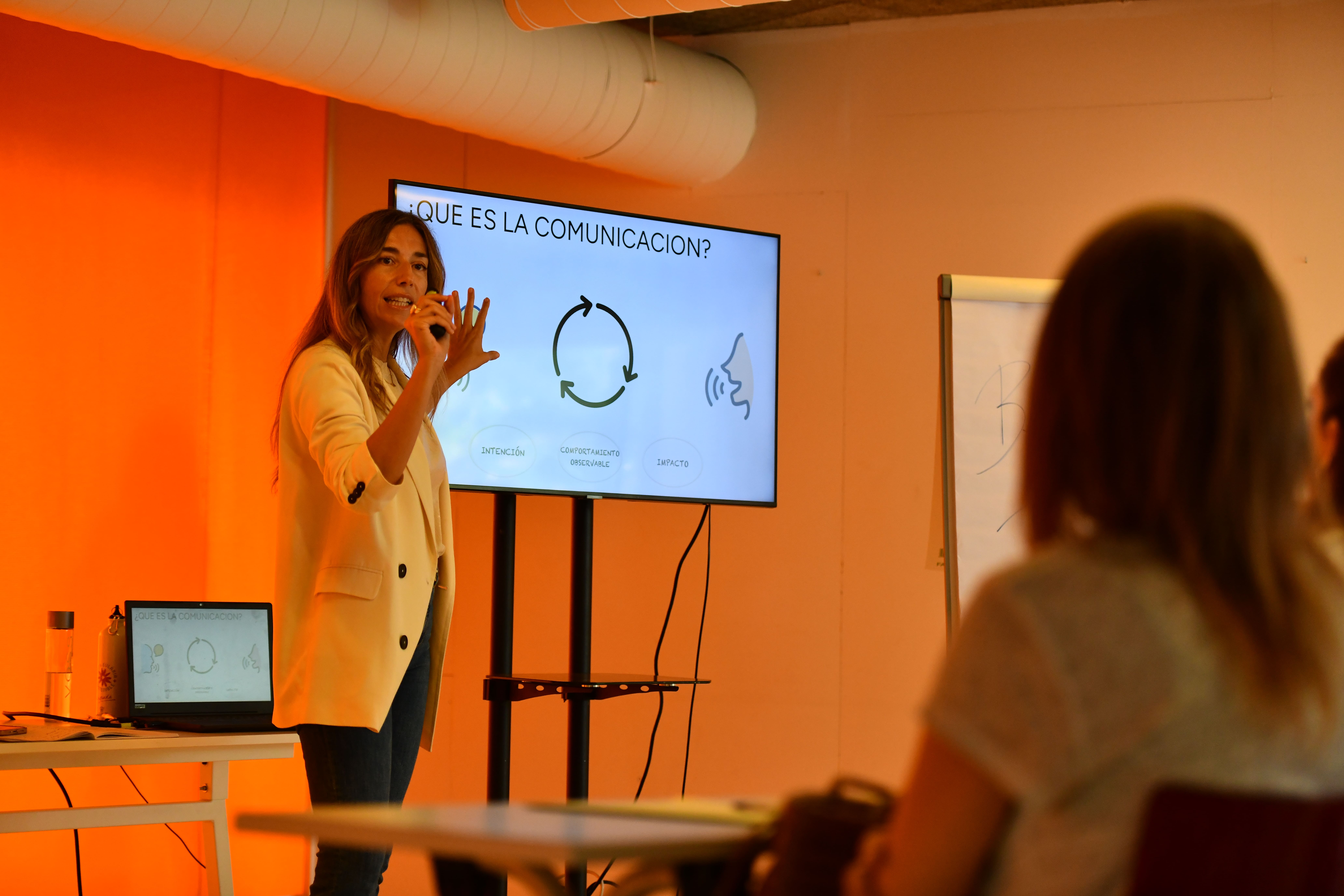 Ingenion 2025 ofrece talleres sobre marketing, liderazgo e inteligencia artificial para emprendedores en Santa Eulària Santa Eulària des Riu, 7 de octubre de 2025. El Ayuntamiento de Santa Eulària des Riu celebra una nueva edición del Foro de Emprendedores Ingenion, que este año incorpora una serie de talleres gratuitos dedicados a la formación práctica de emprendedores y profesionales que buscan impulsar sus proyectos o negocios. Las sesiones, que se desarrollarán entre finales de octubre y principios de noviembre, abordarán temáticas esenciales para el crecimiento empresarial, como estrategias en redes sociales, liderazgo personal, diseño de experiencias de cliente, financiación alternativa y uso de la inteligencia artificial. De forma extraordinaria, y debido a los desperfectos ocasionados por las tormentas en el Centro Cultural de Jesús, los talleres se celebrarán en la 4ª planta del Edificio de Cultura del Ayuntamiento de Santa Eulària (Carrer de Sant Jaume, 72), en horario de 16:00 a 18:30 h. El primer taller, titulado “Reels y shorts: estrategias prácticas para destacar en redes sociales”, se impartirá el 21 de octubre y ofrecerá herramientas para crear contenido atractivo y aumentar la visibilidad de marca. Le seguirá, el 23 de octubre, “De clientes a fans: cómo diseñar experiencias que enamoran”, centrado en la fidelización a través de experiencias memorables. El 28 de octubre, la charla “Del miedo al poder: el camino real del emprendedor” enseñará a transformar la inseguridad en confianza mediante la respiración consciente y técnicas de autogestión emocional. Dos días después, el 30 de octubre, el taller “Inversión alternativa: nuevas vías para financiación de pymes y emprendedores” presentará distintas fórmulas de financiación más allá de los bancos, incluyendo opciones con inversores privados. Finalmente, el 4 de noviembre, el programa cerrará con “La inteligencia artificial es tu nuevo socio: descubre cómo si eres emprendedor”, una sesión práctica que mostrará cómo aplicar herramientas de IA para optimizar procesos, aumentar ventas y automatizar tareas. Las inscripciones están abiertas desde hoy en la página web del Club de Feina de Santa Eulària des Riu, con plazas limitadas. Ingenion 2025 reafirma así su compromiso con el emprendimiento local y la formación práctica como motores del desarrollo económico y la innovación en Ibiza.