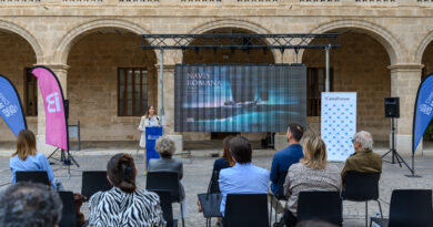 Palma dona el tret de sortida a la 14a edició de l’Evolution Mallorca International Film Festival Steve Buscemi, Ingrid García-Jonsson i Phedon Papamichael rebran els premis honorífics d’una edició que obrirà amb “Los Domingos”, guanyadora de la Concha de Oro a Sant Sebastià. Palma, 21 d’octubre de 2025. L’actor, director i guionista nord-americà Steve Buscemi, la actriu hispanosuèca Ingrid García-Jonsson i el director de fotografia Phedon Papamichael inauguraran demà, dimecres 22 d’octubre, la 14a edició de l’Evolution Mallorca International Film Festival (EMIFF), que se celebrarà a Mallorca del 21 al 29 d’octubre i convertirà l’illa en epicentre internacional del cinema independent. El festival arrencarà a les 18.00 hores amb una gran gala inaugural en què es reconeixerà la trajectòria d’aquestes tres figures essencials del món del cinema. Steve Buscemi rebrà l’Evolution Icon Award 2025 per la seva destacada carrera com a intèrpret en títols com Reservoir Dogs, Fargo, The Big Lebowski o la sèrie Boardwalk Empire, per la qual va guanyar un Globus d’Or. El Cinematography Icon Award 2025 serà per a Phedon Papamichael, reconegut per la seva sensibilitat amb la llum i la composició en pel·lícules com Nebraska, Ford v Ferrari, El juicio de los 7 de Chicago o Walk the Line. La actriu Ingrid García-Jonsson serà guardonada amb l’Evolution New Talent Award 2025, per la seva veu fresca i prometedora dins el cinema espanyol. Coneguda per títols com Hermosa juventud, Ana de día o Explota explota, és una de les grans revelacions de la seva generació. Després de l’entrega de premis, s’inaugurarà oficialment el festival amb la projecció de Los Domingos, dirigida per Alauda Ruiz de Azúa, recent guanyadora de la Concha de Oro al Festival de Sant Sebastià. Palma, capital del cinema independent europeu El EMIFF 2025 reunirà més de cent cineastes de 30 països i projectarà 130 títols seleccionats entre més de 1.150 propostes internacionals. Les projeccions es faran en espais emblemàtics com el Palau de Congressos, CineCiutat, Teatre Principal de Palma, Rialto Living, Port Adriano, CaixaForum, Rívoli, Es Baluard, Gerhardt Braun Gallery i Estudi General Lul·lià, convertint l’illa en un gran escenari de creació audiovisual. El festival ofereix diverses modalitats d’entrades i acreditacions per al públic general, la indústria i la premsa, disponibles a www.evolutionfilmfestival.com . “Navis Romana”: el tresor submergit de Mallorca En el marc del festival, s’ha presentat “Navis Romana”, un documental produït pel Consell de Mallorca, IB3, CaixaForum+ i Salom Estudi, que relata el projecte d’extracció i conservació del peci de Ses Fontanelles, descobert el 2019 a pocs metres de la platja de Palma. La primera part de la sèrie s’estrenarà el divendres 24 d’octubre a les 18.00 h al CaixaForum Palma, dins el festival. Les entrades ja estan exhaurides. Segons els experts, el vaixell, procedent de Cartagena i enfonsat al segle IV dC, és un dels jaciments subaquàtics millor conservats del Mediterrani. La vicepresidenta del Consell de Mallorca i consellera de Cultura i Patrimoni, Antònia Roca, ha destacat que “aquest projecte és un exemple de com la ciència, la cultura i la comunicació audiovisual poden unir esforços per donar a conèixer el nostre patrimoni més ocult, el que roman sota el mar des de fa segles”. Per la seva banda, Maria Calafat, gerent del festival, ha subratllat que “és un orgull integrar aquesta producció dins la competició oficial del EMIFF, que reflecteix l’alta qualitat del cinema produït a les Illes Balears”. Amb aquesta inauguració de luxe, Palma es consolida com una de les capitals europees del cinema independent, en una edició que promet emoció, talent i connexió entre cultures.