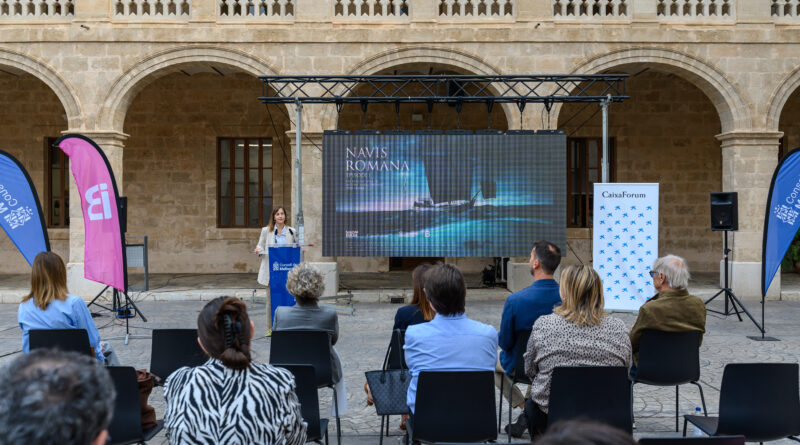 Palma dona el tret de sortida a la 14a edició de l’Evolution Mallorca International Film Festival Steve Buscemi, Ingrid García-Jonsson i Phedon Papamichael rebran els premis honorífics d’una edició que obrirà amb “Los Domingos”, guanyadora de la Concha de Oro a Sant Sebastià. Palma, 21 d’octubre de 2025. L’actor, director i guionista nord-americà Steve Buscemi, la actriu hispanosuèca Ingrid García-Jonsson i el director de fotografia Phedon Papamichael inauguraran demà, dimecres 22 d’octubre, la 14a edició de l’Evolution Mallorca International Film Festival (EMIFF), que se celebrarà a Mallorca del 21 al 29 d’octubre i convertirà l’illa en epicentre internacional del cinema independent. El festival arrencarà a les 18.00 hores amb una gran gala inaugural en què es reconeixerà la trajectòria d’aquestes tres figures essencials del món del cinema. Steve Buscemi rebrà l’Evolution Icon Award 2025 per la seva destacada carrera com a intèrpret en títols com Reservoir Dogs, Fargo, The Big Lebowski o la sèrie Boardwalk Empire, per la qual va guanyar un Globus d’Or. El Cinematography Icon Award 2025 serà per a Phedon Papamichael, reconegut per la seva sensibilitat amb la llum i la composició en pel·lícules com Nebraska, Ford v Ferrari, El juicio de los 7 de Chicago o Walk the Line. La actriu Ingrid García-Jonsson serà guardonada amb l’Evolution New Talent Award 2025, per la seva veu fresca i prometedora dins el cinema espanyol. Coneguda per títols com Hermosa juventud, Ana de día o Explota explota, és una de les grans revelacions de la seva generació. Després de l’entrega de premis, s’inaugurarà oficialment el festival amb la projecció de Los Domingos, dirigida per Alauda Ruiz de Azúa, recent guanyadora de la Concha de Oro al Festival de Sant Sebastià. Palma, capital del cinema independent europeu El EMIFF 2025 reunirà més de cent cineastes de 30 països i projectarà 130 títols seleccionats entre més de 1.150 propostes internacionals. Les projeccions es faran en espais emblemàtics com el Palau de Congressos, CineCiutat, Teatre Principal de Palma, Rialto Living, Port Adriano, CaixaForum, Rívoli, Es Baluard, Gerhardt Braun Gallery i Estudi General Lul·lià, convertint l’illa en un gran escenari de creació audiovisual. El festival ofereix diverses modalitats d’entrades i acreditacions per al públic general, la indústria i la premsa, disponibles a www.evolutionfilmfestival.com . “Navis Romana”: el tresor submergit de Mallorca En el marc del festival, s’ha presentat “Navis Romana”, un documental produït pel Consell de Mallorca, IB3, CaixaForum+ i Salom Estudi, que relata el projecte d’extracció i conservació del peci de Ses Fontanelles, descobert el 2019 a pocs metres de la platja de Palma. La primera part de la sèrie s’estrenarà el divendres 24 d’octubre a les 18.00 h al CaixaForum Palma, dins el festival. Les entrades ja estan exhaurides. Segons els experts, el vaixell, procedent de Cartagena i enfonsat al segle IV dC, és un dels jaciments subaquàtics millor conservats del Mediterrani. La vicepresidenta del Consell de Mallorca i consellera de Cultura i Patrimoni, Antònia Roca, ha destacat que “aquest projecte és un exemple de com la ciència, la cultura i la comunicació audiovisual poden unir esforços per donar a conèixer el nostre patrimoni més ocult, el que roman sota el mar des de fa segles”. Per la seva banda, Maria Calafat, gerent del festival, ha subratllat que “és un orgull integrar aquesta producció dins la competició oficial del EMIFF, que reflecteix l’alta qualitat del cinema produït a les Illes Balears”. Amb aquesta inauguració de luxe, Palma es consolida com una de les capitals europees del cinema independent, en una edició que promet emoció, talent i connexió entre cultures.