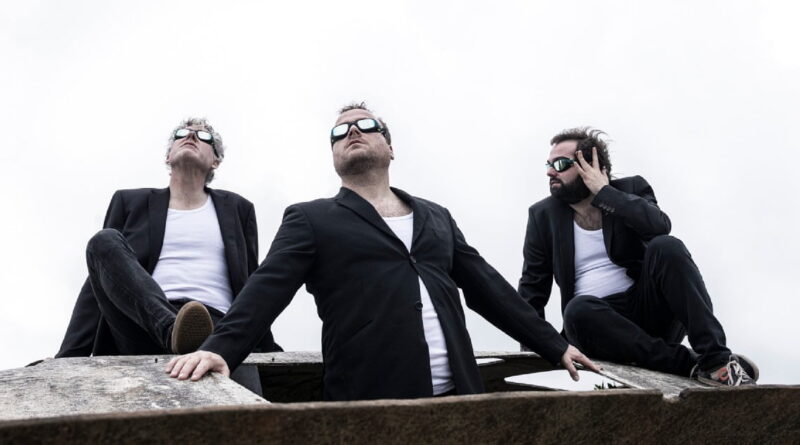 Tanca Azul Petróleo Iron Skulls Co. Auditori de Manacor dissabte, 4/10/2025 19.00 h Azul Petróleo és una recerca a través de l'instint. Assistirem a una reflexió sobre com la pertinença al grup afecta l'expressió de la nostra naturalesa humana individual. Mitjançant un llenguatge de moviment que transita entre les danses urbanes i contemporànies, es presenten preguntes que han format part de la naturalesa humana al llarg de la seva existència: Quanta individualitat estam disposats a sacrificar per mantenir la nostra pertinença a un grup? Direcció: Iron Skulls Co. Intèrprets: Diego Garrido, Héctor Plaza “Buba”, Luis Muñoz, Moisés “Moe” Intèrpret suplent: Deku Rojas Il·luminació i màscares: Óscar González Il·luminació LED i làsers: Jordi Blasco Suport tècnic: Vicente Romero Assistència teòrica: Carlito Fluito Música: Stefan Hoffmeister Vestuari: Hamcus Foto i vídeo: Vicente R. Disseny gràfic: Julen García Dissabte 4 d’octubre a les 19 h Auditori de Manacor Durada: 65 minuts Preu: 15 € No recomanada per a menors de 10 anys 2