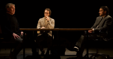 «Impossible», thriller judicial a l’Auditori de Manacor El drama d’Erri de Luca arriba a la Sala Atrium amb una tensió narrativa que qüestiona la veritat, la memòria i el pes de les coincidències. Manacor, 15 de novembre de 2025. La Sala Atrium de l’Auditori de Manacor acollirà aquest dissabte a les 19.00 h la representació d’«Impossible», un intens relat teatral basat en l’obra d’Erri de Luca. La peça planteja una investigació judicial dividida en sis episodis, centrada en l’interrogatori d’un fiscal a un home acusat d’un possible homicidi en plena muntanya. El protagonista, apassionat de l’escalada, es veu immers en el dubte després de coincidir amb un excursionista que ha caigut d’una lleixa alpina. Va ser un accident? Una casualitat? O hi ha elements que poden convertir una simple sospita en acusació? L’obra explora amb precisió la fragilitat del relat i les interpretacions de la veritat. Dirigida i escenografiada per Ramon Simó, la proposta compta amb un repartiment de primer nivell format per Lluís Soler, Bernat Quintana i Guillem Albasanz, amb Quico Gutiérrez a la il·luminació, Joan Alavedra al so i Eduard Tudela com a ajudant de direcció. 📍 Lloc: Sala Atrium – Auditori de Manacor 🗓 Data: dissabte, 15 de novembre de 2025 🕖 Hora: 19.00 h ⏱ Durada: 1 h 40 min 🎭 Direcció: Ramon Simó 📝 Autor: Erri de Luca 🎟 Preu: 22 € 🚫 Edat recomanada: no apta per a menors de 12 anys