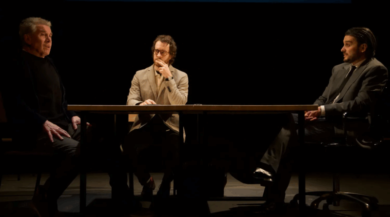 «Impossible», thriller judicial a l’Auditori de Manacor El drama d’Erri de Luca arriba a la Sala Atrium amb una tensió narrativa que qüestiona la veritat, la memòria i el pes de les coincidències. Manacor, 15 de novembre de 2025. La Sala Atrium de l’Auditori de Manacor acollirà aquest dissabte a les 19.00 h la representació d’«Impossible», un intens relat teatral basat en l’obra d’Erri de Luca. La peça planteja una investigació judicial dividida en sis episodis, centrada en l’interrogatori d’un fiscal a un home acusat d’un possible homicidi en plena muntanya. El protagonista, apassionat de l’escalada, es veu immers en el dubte després de coincidir amb un excursionista que ha caigut d’una lleixa alpina. Va ser un accident? Una casualitat? O hi ha elements que poden convertir una simple sospita en acusació? L’obra explora amb precisió la fragilitat del relat i les interpretacions de la veritat. Dirigida i escenografiada per Ramon Simó, la proposta compta amb un repartiment de primer nivell format per Lluís Soler, Bernat Quintana i Guillem Albasanz, amb Quico Gutiérrez a la il·luminació, Joan Alavedra al so i Eduard Tudela com a ajudant de direcció. 📍 Lloc: Sala Atrium – Auditori de Manacor 🗓 Data: dissabte, 15 de novembre de 2025 🕖 Hora: 19.00 h ⏱ Durada: 1 h 40 min 🎭 Direcció: Ramon Simó 📝 Autor: Erri de Luca 🎟 Preu: 22 € 🚫 Edat recomanada: no apta per a menors de 12 anys