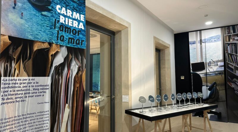 El Govern activa les visites guiades de l’exposició «Carme Riera, l’amor, la mar» a l’Arxiu del Regne de Mallorca