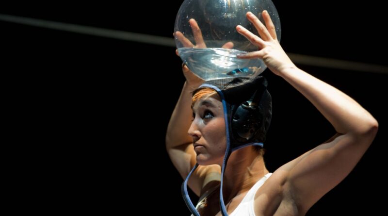 “Gris”, de La Córcoles, arriba a la Sala Principal amb un espectacle d’equilibri i poesia visual