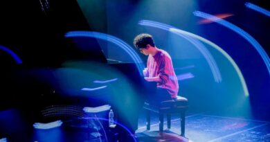 Tony Ann – Concert a Palma El pianista canadenc Tony Ann porta a Trui Teatre el seu univers neoclàssic, emocional i captivador El compositor i pianista arriba a Mallorca amb un concert íntim que fusiona minimalisme, lirisme i atmosferes contemporànies. Palma, desembre de 2025. El pianista Tony Ann, una de les figures més destacades del neoclassicisme actual, actuarà aviat a Trui Teatre, on oferirà un recital immersiu i ple de sensibilitat. Reconegut per les seves composicions que combinen elements clàssics, textures minimalistes i una profunda càrrega emocional, Ann proposa una experiència sonora pensada per a la introspecció i l’escolta atenta. El públic podrà gaudir en directe de peces emblemàtiques com Emotionally Blue, Orange i Red, així com de composicions inèdites que formen part del seu procés creatiu més recent. La seva música, caracteritzada per paisatges sonors meditatius i melodies que connecten amb l’emoció pura, converteix cada concert en un viatge íntim i atmosfèric. Una oportunitat única per submergir-se en el món musical d’un dels pianistes contemporanis més influents de la nova generació. Propostes similars Concert OSIB – Auditorium de Palma Quan: 04/12/2025 Dues Llunes – Amb veu de dona On: Orfeó Maonès Quan: 29/11/2025 Concert Kiev Portella On: Convent de Sant Diego Quan: 30/11/2025