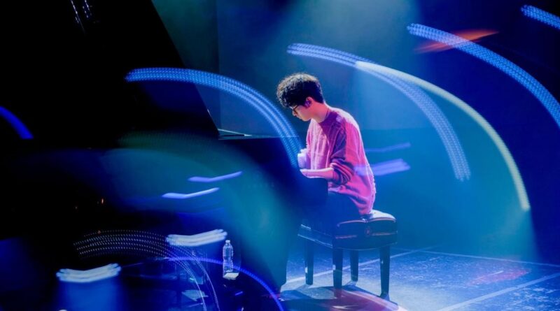 Tony Ann – Concert a Palma El pianista canadenc Tony Ann porta a Trui Teatre el seu univers neoclàssic, emocional i captivador El compositor i pianista arriba a Mallorca amb un concert íntim que fusiona minimalisme, lirisme i atmosferes contemporànies. Palma, desembre de 2025. El pianista Tony Ann, una de les figures més destacades del neoclassicisme actual, actuarà aviat a Trui Teatre, on oferirà un recital immersiu i ple de sensibilitat. Reconegut per les seves composicions que combinen elements clàssics, textures minimalistes i una profunda càrrega emocional, Ann proposa una experiència sonora pensada per a la introspecció i l’escolta atenta. El públic podrà gaudir en directe de peces emblemàtiques com Emotionally Blue, Orange i Red, així com de composicions inèdites que formen part del seu procés creatiu més recent. La seva música, caracteritzada per paisatges sonors meditatius i melodies que connecten amb l’emoció pura, converteix cada concert en un viatge íntim i atmosfèric. Una oportunitat única per submergir-se en el món musical d’un dels pianistes contemporanis més influents de la nova generació. Propostes similars Concert OSIB – Auditorium de Palma Quan: 04/12/2025 Dues Llunes – Amb veu de dona On: Orfeó Maonès Quan: 29/11/2025 Concert Kiev Portella On: Convent de Sant Diego Quan: 30/11/2025