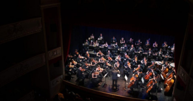 L’OCIM celebra el Cap d’Any al Teatre Principal de Maó amb un programa ple de passió i tradició L’Orquestra de Cambra Illa de Menorca torna un any més al Teatre Principal de Maó per celebrar el Cap d’Any amb un concert especial que combina grans obres del repertori clàssic i l’esperit festiu de les dates nadalenques. Maó, dilluns 29 de desembre de 2025. Com ja és tradició, l’Orquestra de Cambra Illa de Menorca (OCIM) pujarà a l’escenari del Teatre Principal de Maó per oferir el seu concert de Cap d’Any, una cita molt esperada dins el calendari cultural de Menorca. El programa proposa un recorregut musical que va des de la força i la passió de Carmen, de Georges Bizet, fins a les evocadores històries de ** Peer Gynt, d’Edvard Grieg**, en un viatge sonor carregat d’emoció i sensibilitat. La vetlada culminarà amb els tradicionals valsos i polques de la família Strauss, que aportaran el to festiu i elegant característic d’aquestes celebracions. El concert es presenta com una oportunitat per acomiadar l’any envoltats de música clàssica de qualitat, en un dels espais escènics més emblemàtics de l’illa, i reforça el vincle entre tradició, cultura i celebració col·lectiva. FITXA SORTIM Esdeveniment: Cap d’Any amb l’OCIM · Carmen Activitat: Concert de música clàssica Formació: Orquestra de Cambra Illa de Menorca Lloc: Teatre Principal de Maó Municipi: Maó Data: Dilluns, 29 de desembre de 2025 Programa: Obres de Bizet (Carmen), Grieg (Peer Gynt) i valsos i polques de la família Strauss Entrades: Reserva i compra a la taquilla i canals habituals del Teatre Principal