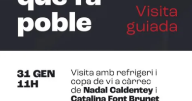 Petra ofereix una visita guiada a l’exposició col·lectiva “Art que fa poble”