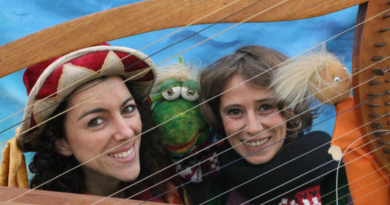 “Contes fets amb AMOR” omple l’Ateneu de Maó de màgia, arpa i titelles