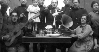 Visita especial de Carnaval a l’exposició “Així sona Menorca”