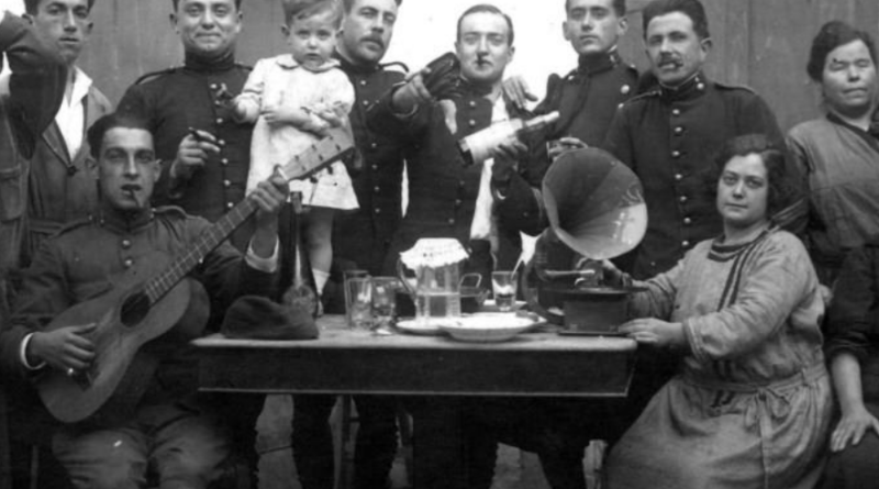 Visita especial de Carnaval a l’exposició “Així sona Menorca”