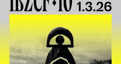 IbizaCineFest celebra la seva 10a edició amb deu dies de cinema independent a tota l’illa Eivissa es converteix un any més en punt de trobada del cinema contemporani amb la celebració de la X edició d’IbizaCineFest, el Festival Internacional de Cinema Independent d’Eivissa, que arriba consolidat com una de les cites audiovisuals més rellevants de les Balears. Del 20 de febrer a l’1 de març de 2026, el festival desplega una programació àmplia de llargmetratges, curtmetratges i estrenes nacionals i internacionals que no s’han projectat mai abans a l’illa. La selecció aposta pel cinema d’autor, les narratives contemporànies i les noves veus cinematogràfiques, amb propostes arriscades, personals i amb mirada pròpia. La programació s’estén a 10 seus repartides pels cinc municipis d’Eivissa, fet que reforça el caràcter territorial i obert del festival. A més, part dels continguts es podran seguir en línia a través de Filmin, permetent que públic d’arreu de l’Estat també pugui accedir a una part de la programació. 🎬 Una edició amb estrenes i presència de cineastes La pel·lícula inaugural d’enguany serà “La isla de los Faisanes”, que es presenta com a estrena balear dins el festival. Durant el primer cap de setmana hi haurà la presència del seu director, Asier Urbieta, així com del reconegut creador Joan Fontcuberta. IbizaCineFest no és només un festival de projeccions. També manté la seva vessant més activa amb tallers, trobades professionals i activitats formatives, com la residència Slow Cinema, espais de networking com THB Networking, el concurs de guions i diverses iniciatives vinculades a la distribució i a la producció audiovisual a l’illa. A més, el festival torna a ser certamen qualificador per als Premis Goya en la categoria de curtmetratges, fet que converteix aquesta secció en una de les més destacades de la programació, amb curts nacionals i internacionals de gran nivell. Organitzat pel cineasta Xavi Herrero, IbizaCineFest és una oportunitat única per descobrir cinema independent, compromès i innovador, i per viure l’experiència cinematogràfica més enllà de les sales comercials habituals. FITXA SORTIM 🎬 Esdeveniment: X IbizaCineFest – Festival Internacional de Cinema Independent d’Eivissa 📅 Dates: Del 20 de febrer a l’1 de març de 2026 📍 Lloc: Diverses seus als cinc municipis d’Eivissa 💻 Modalitat: Projeccions presencials + part de la programació a Filmin 🎟 Públic: Amants del cinema, professionals del sector i públic general 🌍 Àmbit: Cinema independent, cultura i indústria audiovisual 📌 Illa: Eivissa