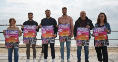 Santa Eulària ho té tot a punt per acollir aquest dissabte la Fira des Gerret Una trentena d’establiments participaran en una jornada gastronòmica i cultural dedicada a aquest peix de temporada tan present a la cuina tradicional eivissenca. Santa Eulària des Riu, març de 2026. Tot està preparat perquè la Fira des Gerret se celebri finalment aquest dissabte 14 de març després que l’edició prevista inicialment el passat 7 de març s’hagués d’ajornar a causa de l’avís de pluges. Ara, amb la mirada posada en el cel, el municipi espera que el temps acompanyi per poder celebrar una de les cites gastronòmiques més estimades de l’hivern a Eivissa. Durant tota la jornada, una trentena d’establiments de Santa Eulària des Riu ompliran els carrers Sant Jaume, el Passeig de s’Alamera i el carrer Vicente Juan Abanell amb propostes gastronòmiques elaborades amb gerret, un peix de temporada molt present a la cuina tradicional de l’illa. La fira té com a objectiu reivindicar aquest producte local i fomentar-ne el consum, a més de dinamitzar el comerç i la restauració del municipi. Arribada del llaüt i inici de la fira La jornada començarà cap a les 11.30 hores amb l’arribada d’un llaüt a la marina carregat amb aproximadament 1.200 quilos de gerret, gràcies a la col·laboració de les confraries de pescadors de Sant Antoni i Santa Eulària. Tot seguit tindrà lloc la tradicional brulada de corn, acompanyada d’una exhibició de ball pagès, que marcarà l’inici oficial de la fira. Un dels principals atractius de la jornada serà el concurs a la millor tapa elaborada amb gerret, en què un jurat especialitzat valorarà les propostes segons criteris de qualitat gastronòmica, originalitat i presentació, a més d’atorgar un premi especial a una elaboració destacada. Concurs popular de ‘Gerret Escambetxat’ Com a novetat d’aquesta edició, s’ha incorporat un concurs popular de “Gerret Escambetxat”, obert a la ciutadania i també a restaurants interessats a participar. Les creacions es podran presentar a partir de les 12.00 hores al Passeig de s’Alamera, a l’espai reservat al jurat. Els guanyadors, tant del concurs professional com del popular, es donaran a conèixer cap a les 17.45 hores. Es preveu que unes 2.000 persones visitin Santa Eulària al llarg de la jornada, que també inclourà vuit concerts repartits en tres espais diferents, activitats infantils amb tallers i inflables, així com un espai dedicat a la promoció del comerç i l’artesania local, amb l’objectiu de donar suport als petits establiments i artesans del municipi. Pagaments amb targetes digitals NFC Per facilitar les compres i agilitzar els pagaments, durant la fira es podran utilitzar targetes digitals NFC de Santa Eulària, que permetran recargar saldo de manera ràpida apropant-les al telèfon mòbil, simplificant així les transaccions. Afectacions al trànsit Amb motiu de la celebració de la X Fira des Gerret, la circulació de vehicles quedarà prohibida durant tot el dissabte als carrers Sant Jaume, Passeig de s’Alamera i Vicente Juan Abanell, on s’ubicaran els diferents estands i escenaris. A més, l’accés al carrer del Mar quedarà restringit exclusivament als veïns, mentre que al carrer Vicente Juan Abanell no es permetrà l’estacionament per facilitar la mobilitat a la zona. 🐟 FITXA SORTIM 📍 Esdeveniment: X Fira des Gerret 📍 Municipi: Santa Eulària des Riu · Eivissa 📍 Lloc: Carrer Sant Jaume, Passeig de s’Alamera i carrer Vicente Juan Abanell 📅 Data: Dissabte, 14 de març de 2026 🕚 Hora d’inici: 11.30 h 🍽 Activitats: tapes gastronòmiques, concursos, música en directe, activitats infantils i artesania 🎟 Preu: Accés lliure 👥 Organitza: Ajuntament de Santa Eulària des Riu.