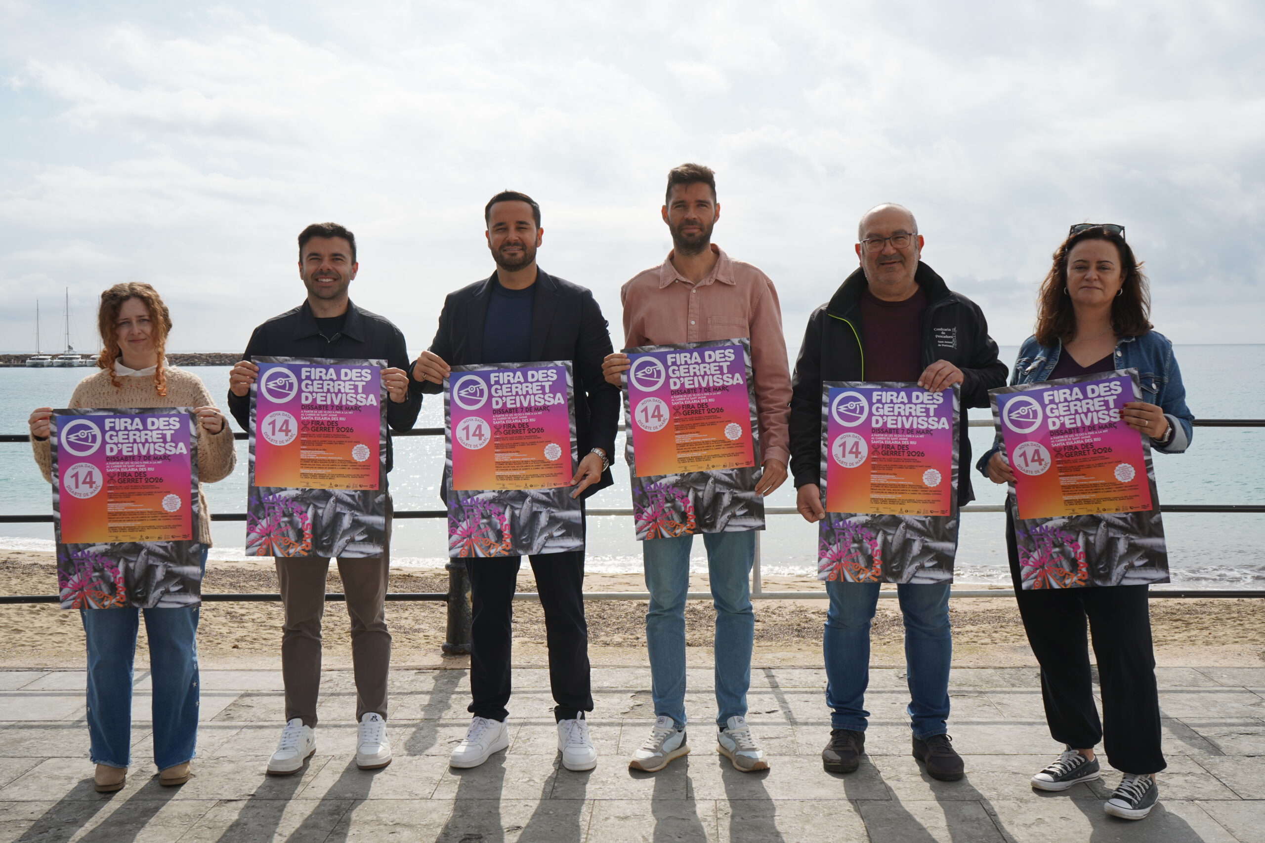 Santa Eulària ho té tot a punt per acollir aquest dissabte la Fira des Gerret Una trentena d’establiments participaran en una jornada gastronòmica i cultural dedicada a aquest peix de temporada tan present a la cuina tradicional eivissenca. Santa Eulària des Riu, març de 2026. Tot està preparat perquè la Fira des Gerret se celebri finalment aquest dissabte 14 de març després que l’edició prevista inicialment el passat 7 de març s’hagués d’ajornar a causa de l’avís de pluges. Ara, amb la mirada posada en el cel, el municipi espera que el temps acompanyi per poder celebrar una de les cites gastronòmiques més estimades de l’hivern a Eivissa. Durant tota la jornada, una trentena d’establiments de Santa Eulària des Riu ompliran els carrers Sant Jaume, el Passeig de s’Alamera i el carrer Vicente Juan Abanell amb propostes gastronòmiques elaborades amb gerret, un peix de temporada molt present a la cuina tradicional de l’illa. La fira té com a objectiu reivindicar aquest producte local i fomentar-ne el consum, a més de dinamitzar el comerç i la restauració del municipi. Arribada del llaüt i inici de la fira La jornada començarà cap a les 11.30 hores amb l’arribada d’un llaüt a la marina carregat amb aproximadament 1.200 quilos de gerret, gràcies a la col·laboració de les confraries de pescadors de Sant Antoni i Santa Eulària. Tot seguit tindrà lloc la tradicional brulada de corn, acompanyada d’una exhibició de ball pagès, que marcarà l’inici oficial de la fira. Un dels principals atractius de la jornada serà el concurs a la millor tapa elaborada amb gerret, en què un jurat especialitzat valorarà les propostes segons criteris de qualitat gastronòmica, originalitat i presentació, a més d’atorgar un premi especial a una elaboració destacada. Concurs popular de ‘Gerret Escambetxat’ Com a novetat d’aquesta edició, s’ha incorporat un concurs popular de “Gerret Escambetxat”, obert a la ciutadania i també a restaurants interessats a participar. Les creacions es podran presentar a partir de les 12.00 hores al Passeig de s’Alamera, a l’espai reservat al jurat. Els guanyadors, tant del concurs professional com del popular, es donaran a conèixer cap a les 17.45 hores. Es preveu que unes 2.000 persones visitin Santa Eulària al llarg de la jornada, que també inclourà vuit concerts repartits en tres espais diferents, activitats infantils amb tallers i inflables, així com un espai dedicat a la promoció del comerç i l’artesania local, amb l’objectiu de donar suport als petits establiments i artesans del municipi. Pagaments amb targetes digitals NFC Per facilitar les compres i agilitzar els pagaments, durant la fira es podran utilitzar targetes digitals NFC de Santa Eulària, que permetran recargar saldo de manera ràpida apropant-les al telèfon mòbil, simplificant així les transaccions. Afectacions al trànsit Amb motiu de la celebració de la X Fira des Gerret, la circulació de vehicles quedarà prohibida durant tot el dissabte als carrers Sant Jaume, Passeig de s’Alamera i Vicente Juan Abanell, on s’ubicaran els diferents estands i escenaris. A més, l’accés al carrer del Mar quedarà restringit exclusivament als veïns, mentre que al carrer Vicente Juan Abanell no es permetrà l’estacionament per facilitar la mobilitat a la zona. 🐟 FITXA SORTIM 📍 Esdeveniment: X Fira des Gerret 📍 Municipi: Santa Eulària des Riu · Eivissa 📍 Lloc: Carrer Sant Jaume, Passeig de s’Alamera i carrer Vicente Juan Abanell 📅 Data: Dissabte, 14 de març de 2026 🕚 Hora d’inici: 11.30 h 🍽 Activitats: tapes gastronòmiques, concursos, música en directe, activitats infantils i artesania 🎟 Preu: Accés lliure 👥 Organitza: Ajuntament de Santa Eulària des Riu.