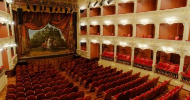 El Teatre Principal de Maó obre les portes amb una visita guiada especial pel Dia Mundial del Teatre