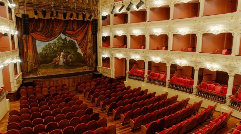 El Teatre Principal de Maó obre les portes amb una visita guiada especial pel Dia Mundial del Teatre
