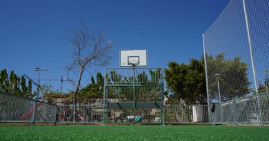 Santa Eulària estrena una nova pista multiesport al Parc des Fameliar per fomentar el joc lliure El nou espai al barri de Cas Capità respon a la necessitat d’oferir zones adequades per a la pràctica esportiva informal entre infants i joves. Santa Eulària des Riu, abril de 2026. L’Ajuntament de Santa Eulària des Riu ha posat en funcionament una nova pista multiesport al Parc des Fameliar, situat al barri de Cas Capità, amb l’objectiu de promoure el joc lliure i l’activitat física entre la població infantil i juvenil. La instal·lació disposa d’una pista poliesportiva d’uns 120 metres quadrats, preparada per a la pràctica de disciplines com futbol, bàsquet o handbol, amb una superfície de gespa sintètica adaptada a l’ús multiesportiu. L’actuació ha suposat una inversió total de 42.451,54 euros (IVA inclòs). Amb aquesta nova infraestructura, es dona resposta a una necessitat detectada a la zona, ja que fins ara els infants utilitzaven espais de gespa natural del parc per jugar, fet que provocava el deteriorament del terreny i fins i tot de l’arbrat, que sovint feia de porteria improvisada. La pista compta amb tancament perimetral, xarxa de protecció i equipament integrat per a diferents esports, permetent un ús segur, ordenat i continuat de l’espai. Aquesta actuació s’emmarca dins l’aposta municipal per la creació d’espais a l’aire lliure destinats al joc i a l’activitat física, i se suma a altres instal·lacions similars impulsades recentment al municipi, com les de la plaça Mestre Terrisser Frígoles o l’entorn del camp de futbol de Jesús. FITXA SORTIM 📍 Lloc: Parc des Fameliar (Cas Capità, Santa Eulària des Riu) 📅 Data: Obertura abril 2026 🕘 Horari: Accés lliure 💰 Preu: Gratuït 👨‍👩‍👧 Públic: Infantil i juvenil 🏀 Instal·lació: Pista multiesport (futbol, bàsquet, handbol) 🌿 Superfície: Gespa sintètica (120 m² aprox.) ℹ️ Proposta: Espai per al joc lliure i l’activitat física a l’aire lliure