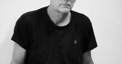 Marc Jesus pinta en directe a la Galeria Vidrart de Ciutadella