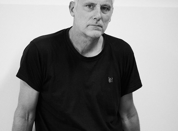 Marc Jesus pinta en directe a la Galeria Vidrart de Ciutadella