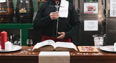 “El bar nuestro de cada día” converteix el teatre en una taverna per celebrar la vida