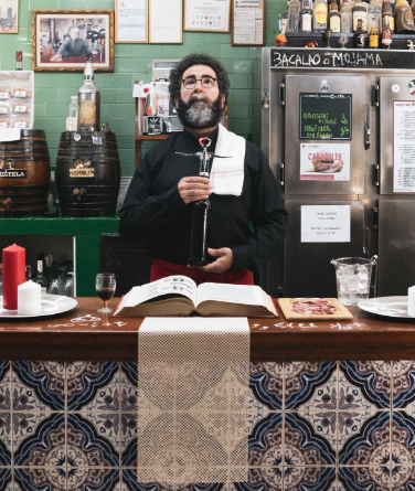 “El bar nuestro de cada día” converteix el teatre en una taverna per celebrar la vida