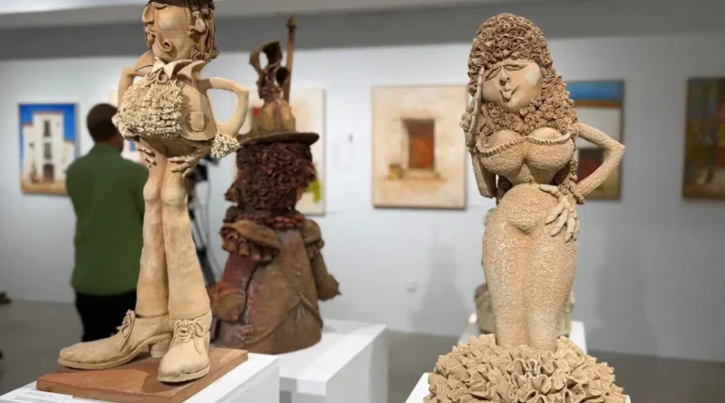“Encís” uneix pintura, ceràmica i poesia en una exposició compartida de Gerry Clark i Ben Clark a Eivissa