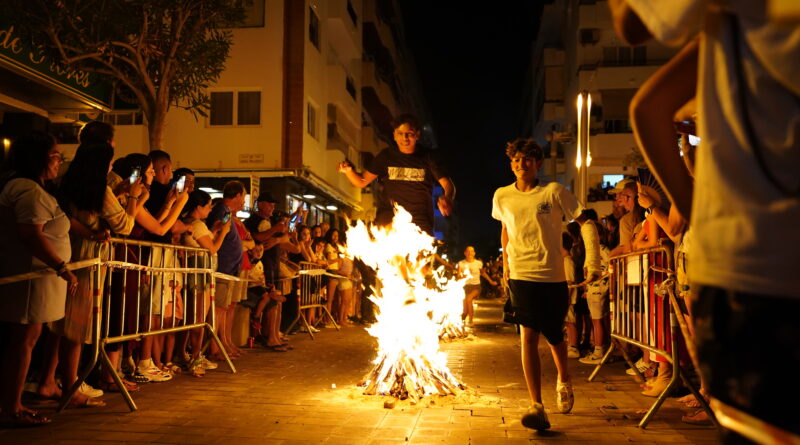 Foguerons, música i ballades per celebrar la Nit de Sant Joan a Santa Eulària