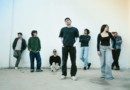 Suc i Sopes presenta el nou disc «Lo més clar és s’embull» a Ciutadella La banda menorquina pujarà a l’escenari del Teatre del Casino el pròxim 6 de juny per estrenar en directe les cançons del seu tercer treball discogràfic. Ciutadella, juny de 2026. El grup ciutadellenc Suc i Sopes presentarà el pròxim 6 de juny el seu nou disc, «Lo més clar és s’embull», en un concert especial al Teatre del Casino de Ciutadella. Es tracta del tercer treball de la formació, que continua consolidant una trajectòria marcada per un estil propi, fresc i profundament arrelat a Menorca. Després d’uns inicis interpretant versions entre amics, la banda ha anat construint un repertori original que connecta amb el públic a través de l’humor, les vivències quotidianes i l’emoció. El seu creixement musical també s’ha reflectit en col·laboracions destacades, com la realitzada amb O-ERRA, i en el seu reconeixement com a finalistes als Premis Enderrock Balears. Aquest concert servirà per descobrir les noves cançons del grup en directe, mantenint l’energia i la complicitat que caracteritzen les seves actuacions. FITXA SORTIM 📍 Lloc: Teatre del Casino, Ciutadella 📅 Data: 6 de juny de 2026 🎵 Artista: Suc i Sopes 💿 Presentació: Lo més clar és s’embull 🎟️ Aforament: Limitat 🕺 Format: Concert a peu dret 🍻 Servei: Bar disponible dins el teatre ℹ️ Més informació: Presentació en directe del tercer disc de la banda ciutadellenca Suc i Sopes.