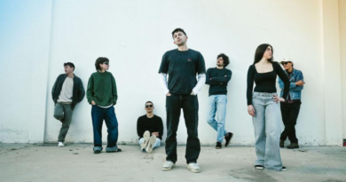 Suc i Sopes presenta el nou disc «Lo més clar és s’embull» a Ciutadella La banda menorquina pujarà a l’escenari del Teatre del Casino el pròxim 6 de juny per estrenar en directe les cançons del seu tercer treball discogràfic. Ciutadella, juny de 2026. El grup ciutadellenc Suc i Sopes presentarà el pròxim 6 de juny el seu nou disc, «Lo més clar és s’embull», en un concert especial al Teatre del Casino de Ciutadella. Es tracta del tercer treball de la formació, que continua consolidant una trajectòria marcada per un estil propi, fresc i profundament arrelat a Menorca. Després d’uns inicis interpretant versions entre amics, la banda ha anat construint un repertori original que connecta amb el públic a través de l’humor, les vivències quotidianes i l’emoció. El seu creixement musical també s’ha reflectit en col·laboracions destacades, com la realitzada amb O-ERRA, i en el seu reconeixement com a finalistes als Premis Enderrock Balears. Aquest concert servirà per descobrir les noves cançons del grup en directe, mantenint l’energia i la complicitat que caracteritzen les seves actuacions. FITXA SORTIM 📍 Lloc: Teatre del Casino, Ciutadella 📅 Data: 6 de juny de 2026 🎵 Artista: Suc i Sopes 💿 Presentació: Lo més clar és s’embull 🎟️ Aforament: Limitat 🕺 Format: Concert a peu dret 🍻 Servei: Bar disponible dins el teatre ℹ️ Més informació: Presentació en directe del tercer disc de la banda ciutadellenca Suc i Sopes.