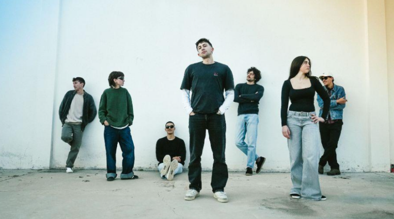 Suc i Sopes presenta el nou disc «Lo més clar és s’embull» a Ciutadella La banda menorquina pujarà a l’escenari del Teatre del Casino el pròxim 6 de juny per estrenar en directe les cançons del seu tercer treball discogràfic. Ciutadella, juny de 2026. El grup ciutadellenc Suc i Sopes presentarà el pròxim 6 de juny el seu nou disc, «Lo més clar és s’embull», en un concert especial al Teatre del Casino de Ciutadella. Es tracta del tercer treball de la formació, que continua consolidant una trajectòria marcada per un estil propi, fresc i profundament arrelat a Menorca. Després d’uns inicis interpretant versions entre amics, la banda ha anat construint un repertori original que connecta amb el públic a través de l’humor, les vivències quotidianes i l’emoció. El seu creixement musical també s’ha reflectit en col·laboracions destacades, com la realitzada amb O-ERRA, i en el seu reconeixement com a finalistes als Premis Enderrock Balears. Aquest concert servirà per descobrir les noves cançons del grup en directe, mantenint l’energia i la complicitat que caracteritzen les seves actuacions. FITXA SORTIM 📍 Lloc: Teatre del Casino, Ciutadella 📅 Data: 6 de juny de 2026 🎵 Artista: Suc i Sopes 💿 Presentació: Lo més clar és s’embull 🎟️ Aforament: Limitat 🕺 Format: Concert a peu dret 🍻 Servei: Bar disponible dins el teatre ℹ️ Més informació: Presentació en directe del tercer disc de la banda ciutadellenca Suc i Sopes.