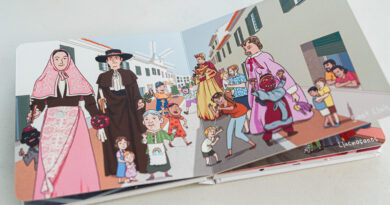 Xocolati Llibres presenta Es nostres gegants, un conte musical dedicat al patrimoni geganter de Menorca L'editorial menorquina publica el seu segon llibre infantil, una obra que combina música, tradició i innovació tecnològica per apropar als més petits el món dels gegants de l'illa. Maó, juliol de 2026. L'editorial menorquina Xocolati Llibres continua apostant per la literatura infantil vinculada a la cultura popular de l'illa amb la publicació d'Es nostres gegants, el seu segon conte musical, que arribarà a les llibreries de Menorca el pròxim 14 de juliol. El projecte dona continuïtat a l'èxit de Cançons de ses nostres festes, publicat l'any 2024, un llibre musical il·lustrat que, en només dos anys, ha assolit la quarta edició i prop de 3.000 exemplars venuts, convertint-se en una de les publicacions infantils de referència sobre les tradicions menorquines. Darrere de Xocolati Llibres hi ha Ester Sánchez i Carlos Saldarriaga, dos professionals del món del disseny gràfic i l'audiovisual que van impulsar aquesta editorial amb la voluntat d'omplir el buit existent en la literatura infantil dedicada exclusivament al patrimoni, les tradicions i la cultura de Menorca. El nou llibre dedica una pàgina a cadascun dels municipis participants —Maó, Llucmaçanes, Es Castell, Alaior, Ferreries, Sant Lluís i Es Mercadal—, on els infants podran descobrir els seus gegants a través d'il·lustracions plenes de color. La publicació ha estat possible gràcies a la col·laboració de totes les colles geganteres de Menorca, així com de diverses bandes municipals, que han cedit fragments musicals perquè cada pàgina incorpori un botó que permet escoltar les melodies tradicionals que acompanyen les cercaviles. Com a principal novetat, Es nostres gegants es converteix en el primer llibre musical infantil de Menorca que substitueix les tradicionals piles de botó per una bateria recarregable mitjançant USB-C. A més, incorpora una sortida per a auriculars, una aposta per la sostenibilitat i la comoditat que busca allargar la vida útil del producte i reduir els residus contaminants. Coincidint amb la seva publicació, els autors han organitzat una presentació oberta a totes les famílies el mateix 14 de juliol, a les 18.30 hores, a les Destil·leries Xoriguer de Maó. L'acte, que tindrà un marcat ambient festiu, permetrà conèixer de prop el nou conte i finalitzarà amb una degustació de pomada, una de les begudes més emblemàtiques de les festes menorquines. FITXA SORTIM 📍 Destil·leries Xoriguer – Maó 📅 Data: Dimarts, 14 de juliol de 2026 🕡 Hora: 18.30 h 📖 Presentació del llibre: Es nostres gegants 👨‍👩‍👧 Activitat familiar 🍸 Degustació de pomada per als assistents 🎟️ Entrada lliure